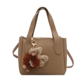 Bolso cubo marrón de grano lichi con asas, correa extraíble y colgante peluche - Con Ornamento / Caqui