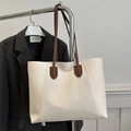 Grand sac cabas rétro crème et marron avec texture embossée motif crocodile - Blanc