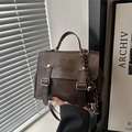Zaino e borsa a mano vintage in pelle PU marrone scuro da donna con fibbie metalliche - Con Ciondolo / caffè