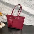 Sac cabas rouge en cuir grainé avec pochette assortie et détails dorés élégants - Rouge