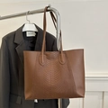 Sac fourre-tout en similicuir marron avec texture serpent et longues bandoulières - Marron