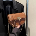 Bolso de silla marrón con remaches dorados y correa de cadena para un estilo retro - Marrón
