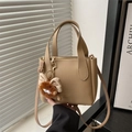 Khaki Eimer-Tasche aus genarbtem Leder mit Tragegriffen und Plüsch-Monster-Anhänger - Mit Anhänger / Khaki