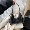 Elegante bolso hobo negro de piel sintética con logotipo grabado y correa minimalista - Negro