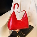 Bolso medialuna rojo brillante de cuero brillante con grabado de texto Fashion - Rojo