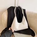 Elegante bolso hobo de media luna blanco crema en cuero sintético con asa integrada - Blanco