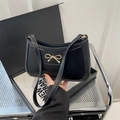 Minimalistische schwarze Leder-Halbmondtasche mit schickem goldenem Schleifen-Metall-Dekor - Schwarz