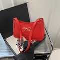 Rote Halbmond-Schultertasche mit goldener Metallschleife und mattem Lederfinish - Rot