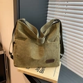 Bolso tote de pana verde oliva con bolsillos delanteros y correa ajustable minimalista - Verde