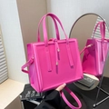 Strukturierte Handtasche in Pink mit geprägtem Rand und eleganten Lederquasten - Rosarot