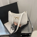 Weiße Crescent-Tasche mit goldener Metallschleife und minimalistischem Leder-Finish - Weiß
