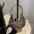 Trendige Halbmond-Unterachseltasche mit Leopardenmuster und Reißverschluss für Damen - Braun