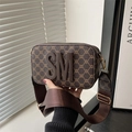 Piccola borsa a tracolla marrone monogramma con logo SM e tracolla larga regolabile - Marrone