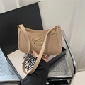 Beige Halbmond-Achseltasche mit goldener Schleife und glatter Leder-Oberfläche - Khaki