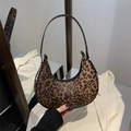 Trendige Halbmondtasche mit Leopardenmuster, Lederstruktur und schmalem Schultergurt - Braun