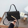 Bolso bandolera acolchado negro con hebilla dorada y diseño de solapa irregular - Negro