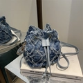 Sac seau en jean bleu clair avec texture matelassée effilochée et cordon de serrage - Bleu