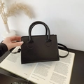 Μινιμαλιστική μαύρη ορθογώνια μίνι τσάντα χειρός με διπλές λαβές και λουράκι ώμου - Μαύρο