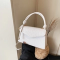 Borsa quadrata bianca con farfalle a rilievo, manico annodato e tracolla sottile - Bianco