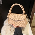 Dettaglio del motivo a quadrifoglio su borsa a tracolla quadrata in pelle PU beige - Cachi