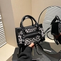 Modische Handtasche mit Leopardenmuster für Damen mit schwarzen Kunstlederdetails und Silber - Schwarz