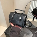 Bolso bandolera retro negro en cuero encerado con tachuelas plateadas y asa superior - Negro