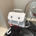 Bolso blanco de cuero sintético con textura plisada y anillos de metal plata - Blanco