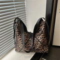 Grand sac cabas léopard avec bandoulière large noire au design vintage élégant - Kaki