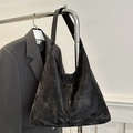 Bolso hobo negro metalizado de gran capacidad con textura vintage y asa de hombro - Negro