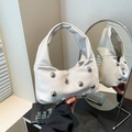 Bolso medialuna beige chic con perlas metálicas plateadas y detalle de asa plisada - Blanco