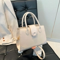 Elegante borsa a mano color crema con inserto coccodrillo e tracolla regolabile - Cachi