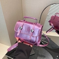 Bolso bandolera rosa metalizado plisado con hebillas plateadas y asa superior - Rosa