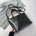 Minimalistische schwarze glänzende Ledershopper mit goldenen Metallteilen - Schwarz