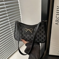 Schwarze Halbmond-Tasche mit grauem M-Monogramm und goldener Schleifenverzierung - Schwarz