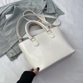 Minimalistische strahlend weiße Eimer-Handtasche aus PU-Leder mit goldener Hardware - Gebrochenes Weiß