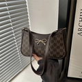 Dunkelbraune Halbmond-Tasche mit M-Muster und goldener Schleifenschnalle - Braun