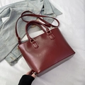 Minimalistische tiefrote Eimer-Tasche aus PU-Leder mit Griffen und Golddekor - Rot