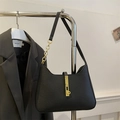 Borsa a mezzaluna in pelle nera con chiusura a pistone dorata e catena elegante - Nero