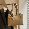 Elegante borsa tote kaki con manico in sciarpa di seta nera e gialla per il lavoro d'ufficio - Cachi