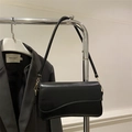 Elegante borsa sottobraccio in pelle nera con patta curva e dettagli dorati - Nero