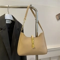 Borsa hobo a mezzaluna in pelle beige con catena dorata e fibbia in metallo lucido - Cachi Chiaro
