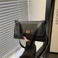 Bolso bandolera negro minimalista en cuero mate con elegante cierre de metal dorado - Negro