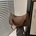 Bolso de hombro marrón tipo media luna en piel granulada con cadena dorada - Marrón