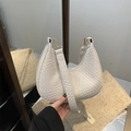 Weiße Halbmondtasche mit Krokoprägung, goldenen Beschlägen und breitem Schultergurt - Weiß