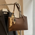 Borsa tote marrone con dettaglio foulard in seta appesa su appendino stile ufficio - Marrone Scuro