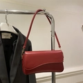Borsa sottospalla minimalista in pelle rosso scuro con hardware dorato e patta rettangolare - Rosso