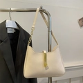 Elegante borsa sottobraccio bianco crema con fibbia dorata e tracolla a catena - Bianco