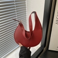 Bolso de hombro media luna en cuero mate rojo oscuro con hebilla dorada ajustable - Rojo