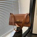 Bolso de hombro minimalista en cuero marrón con hebilla dorada y correa ancha - Marrón