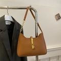 Borsa a spalla marrone a mezzaluna con trama litchi e catena dorata decorativa - Marrone